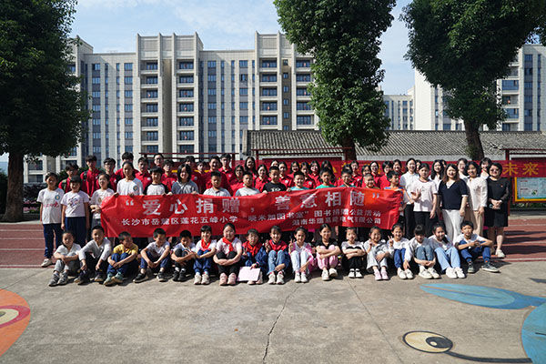 愛心捐書育桃李，企業(yè)擔(dān)當(dāng)暖人心